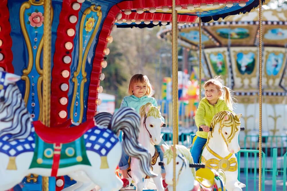 Der Besuch auf dem Freizeitpark ist sowohl für kleinere Kinder, als auch Jugendliche immer eine Reise wert