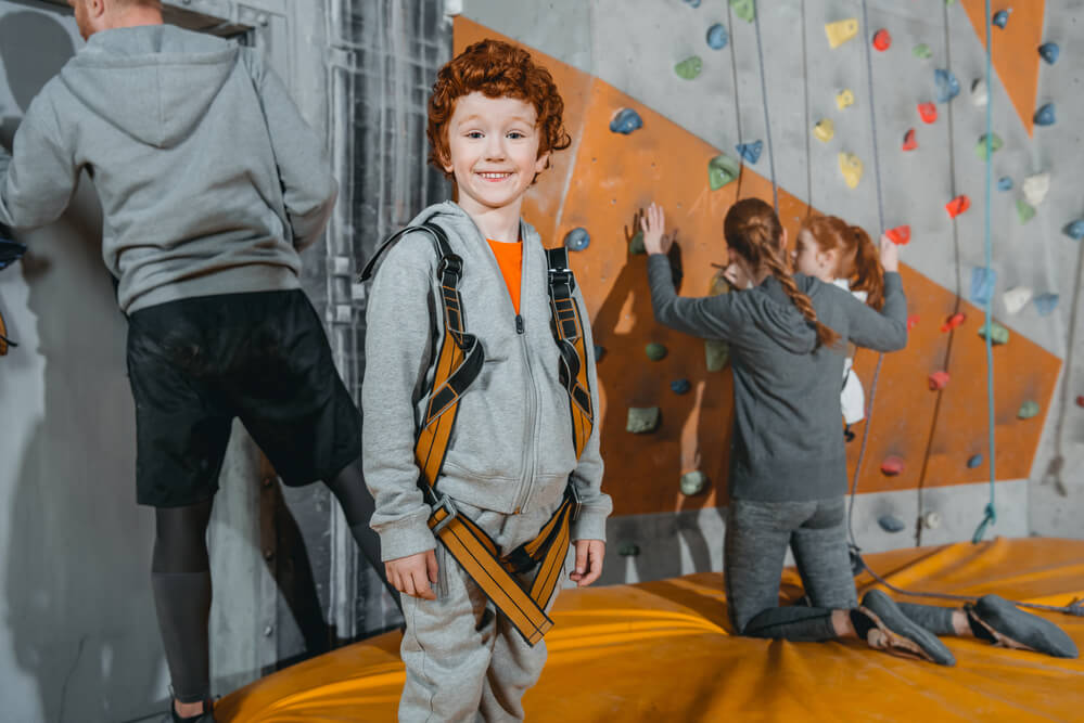 Für sportbegeisterte Kinder ist eine Kletterhalle ideal, um sich mit richtig viel Spaß auszutoben