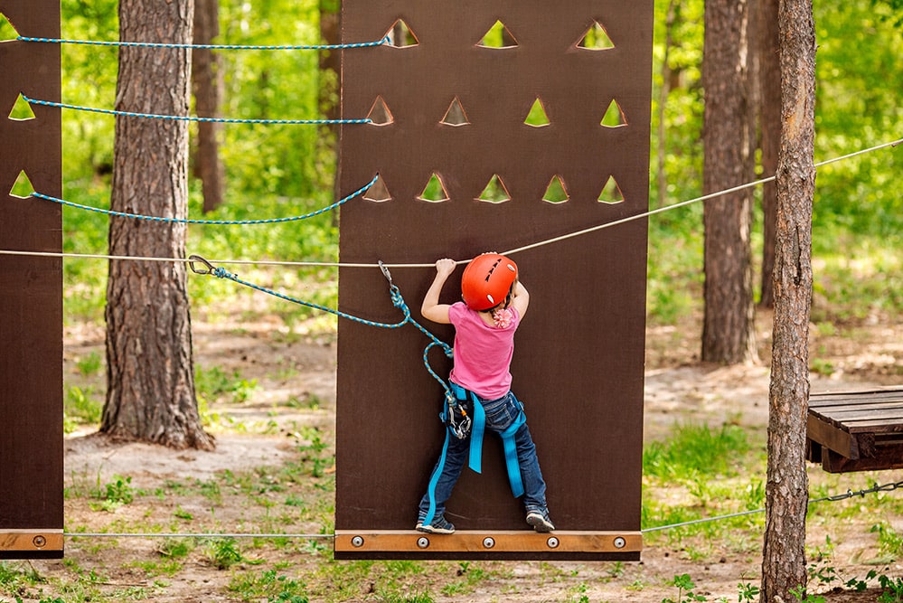 Für sportbegeisterte Kinder ist eine Kletterhalle ideal, um sich mit richtig viel Spaß auszutoben