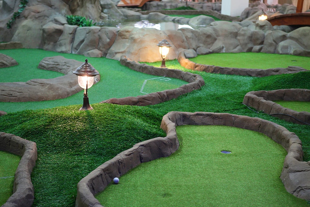 Minigolf ist sowohl Indoor als auch Outdoor ein beliebtes Ausflugsziel für Eltern mit Kind