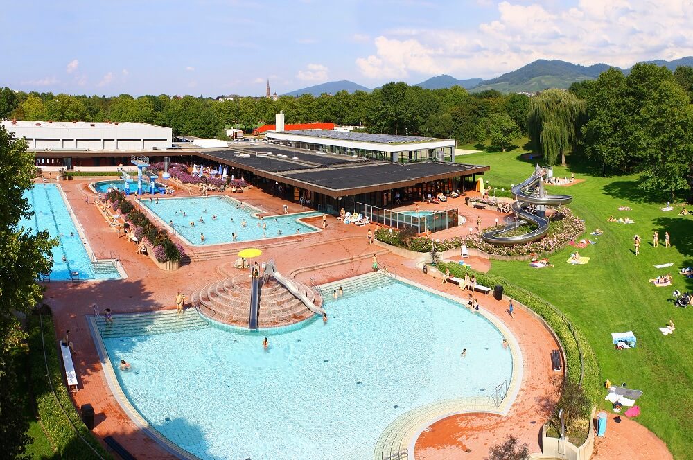 Das Schwarzwaldbad Bühl besticht durch ein tolles Außengelände mit mehreren Becken und Liegeflächen