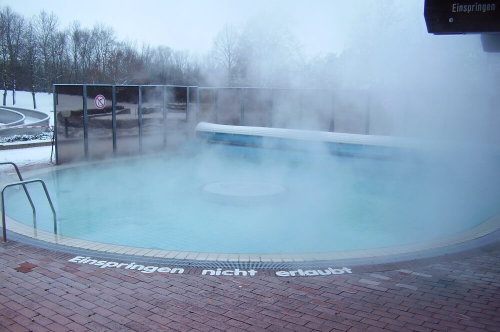 Das Schwarzwaldbad Bühl ist dank Warmdecken auch im Winter ein beliebtes Ziel für Jung und Alt