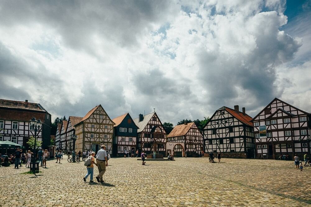 Der Marktplatz im Hessenpark lädt zum Bummeln und Einkaufen ein