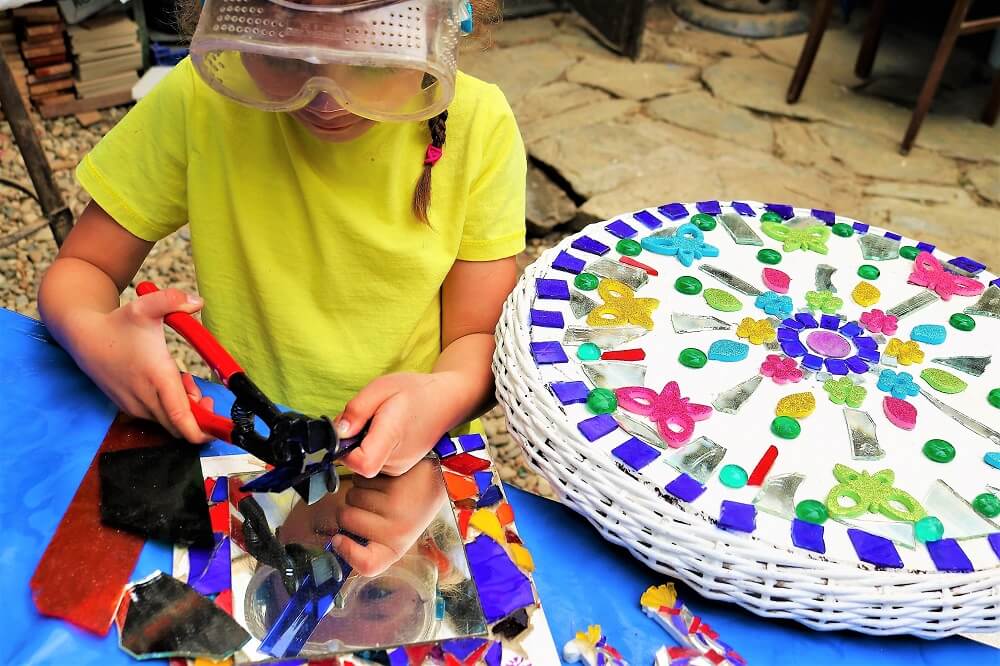 Die Kunst-Werkstatt und verschiedene Workshops schulen die Sinne der Kinder im Abenteuer Land