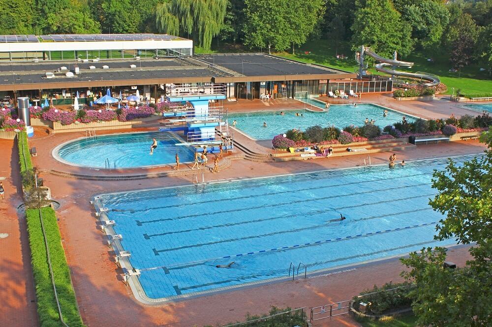 Sprungturm, Wasserruschte und mehrere Becken - Das Freibad in Bühl ist ein tolles Ausflugsziel