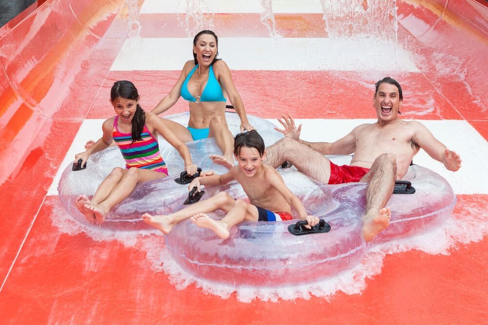 Wasserparks sind der perfekte Ausflugstipp bei gutem Wetter - Ob Rutschen, Stand-Up-Paddeling, schwimmende Inseln oder Wasserskianlagen - Das Angebot ist vielfältig