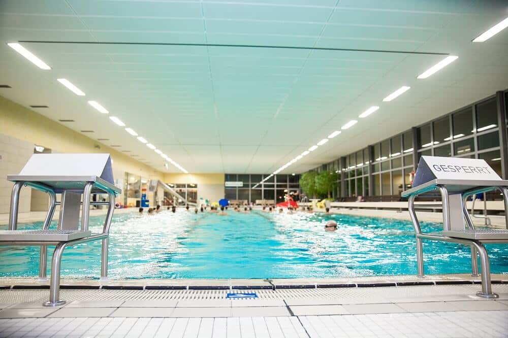 Das Schwimmerbecken im Schwimmbad Biberach