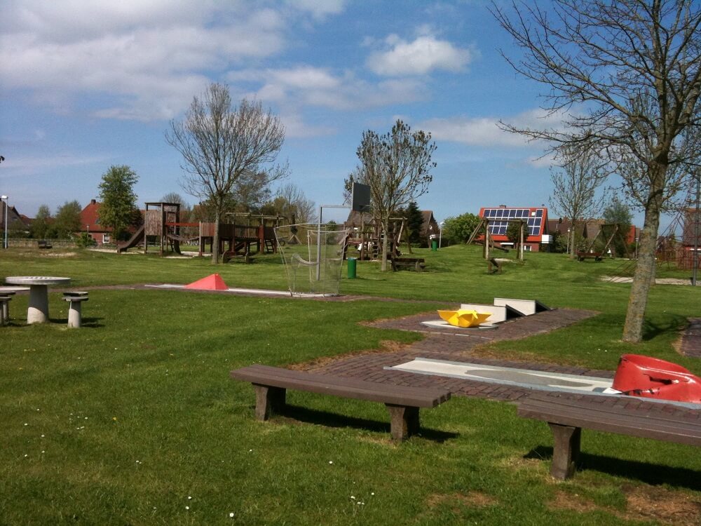 Der Abenteuerspielplatz in Greetsiel verfügt über eine Minigolfanlage, Volleyball, Boule und vieles mehr