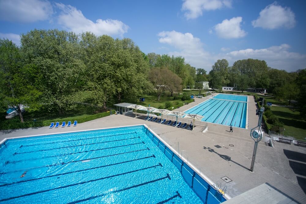 Die Schwimmbecken im Freibad Neckarhalde laden zum Planschen und Schwimmen ein